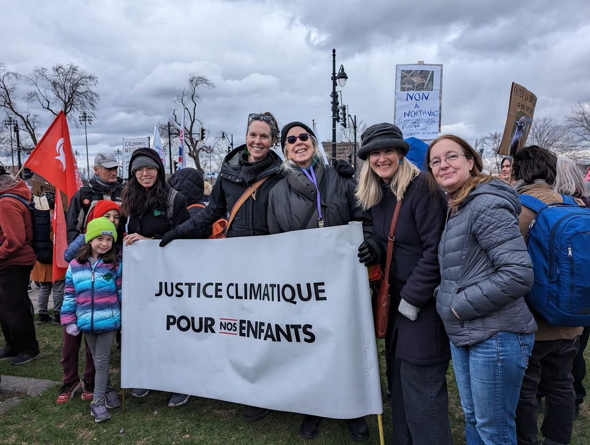 Certains de nos membres ont célébré la Journée de la Terre🌎 en marchant et en chantant pour la planète. Et vous - qu'est-ce-que vous faites pour la planète aujourd'hui et tous les jours?