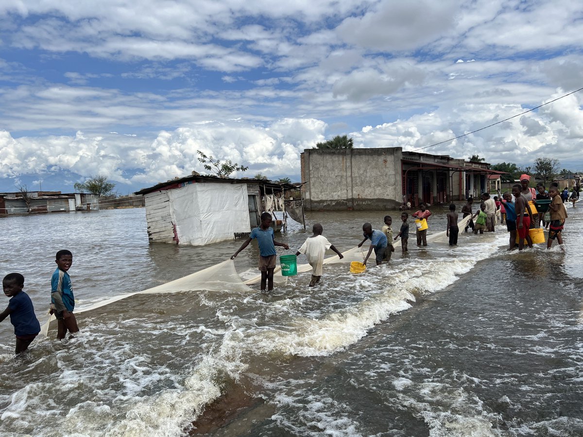 【From 🇧🇮】 The Burundi-Congo border area faces severe annual flooding, especially during April's rainy season. We're collaborating with IOM to distribute emergency dignity kits to 2,000 people and provide Mental health and Psychosocial Support, MHPSS support to 150 people.