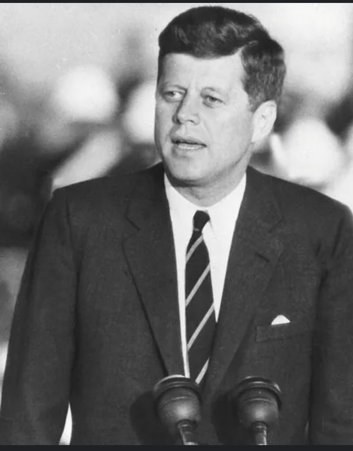 La pace mondiale,
non richiede a ciascun uomo
di amare il suo prossimo.
Richiede solo loro
di vivere insieme
nella reciproca tolleranza,
sottomettendo le loro dispute
ad un Giusto e
Pacifico Accordo.
John F Kennedy

Nel 1962 con un accordo salvò il mondo da una 3° guerra mondiale