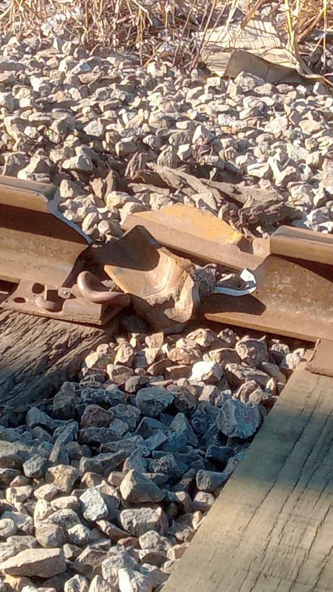 belfordroxo24h's tweet image. Queimados: Problemas na estação! Trilho se partiu, causando transtornos no sistema ferroviário. Equipes já trabalham para resolver a situação. Mais detalhes em breve. #Queimados #TransportePúblico #Notícias