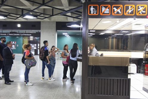 La estación #PlazaVenezuela del @metro_caracas ha sido repotenciada en iluminación, pintura y también se renovó los pictogramas de las normas, gracias al Plan Metro ¡Se mueve contigo! y la institución asignada @BcodeVenezuela. #JuntosLoHacemosMejor