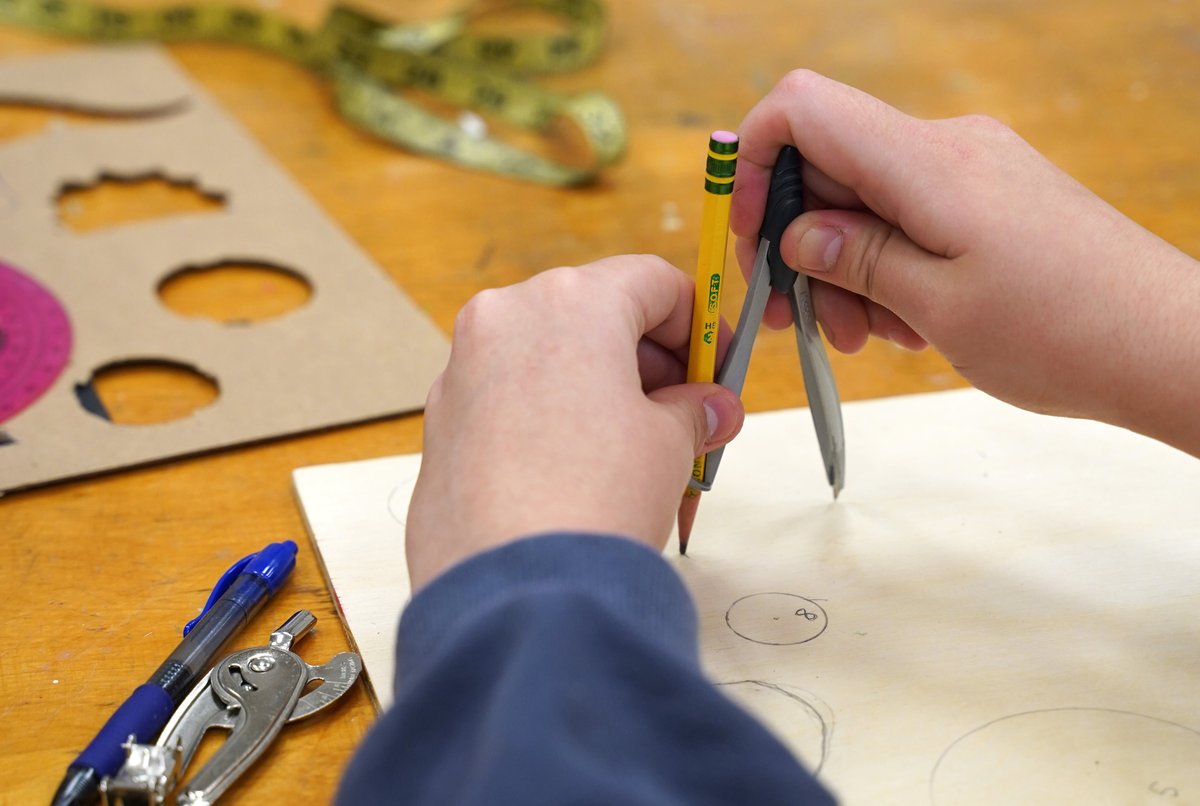 Faculty &amp; Student Appreciation Post! Seth’s Art 103 class work on their plane projects where they’re tasked with recreating an object out of plywood using only intersecting and parallel planes.
#OleMiss #Art #ArtHistory #Sculpture #MeekHall #3D #HottyToddy #OxfordMS #UMArtDept