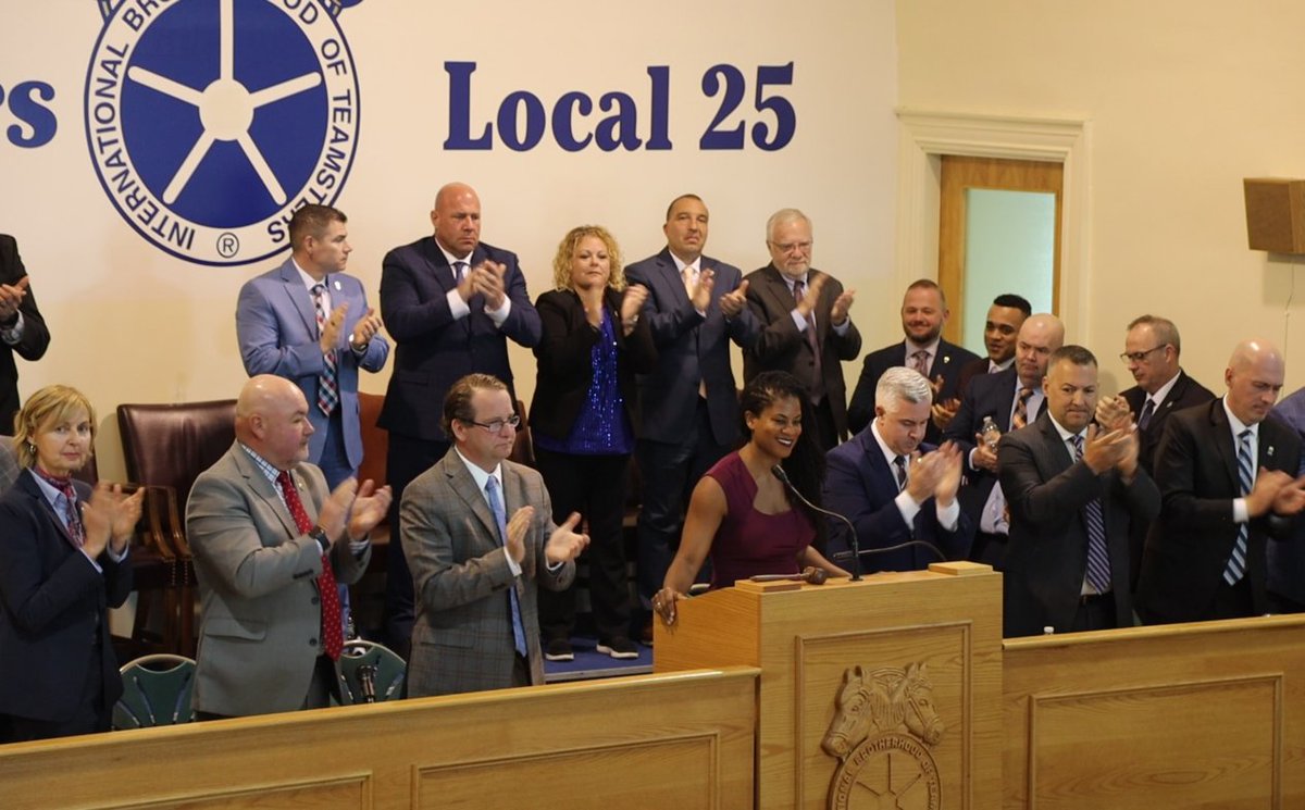 TEAMSTERS, MASSACHUSETTS LAWMAKERS JOIN FORCES TO FIGHT GIG WORKER MISCLASSIFICATION Yesterday, #Teamsters Local 25 members were joined by State Senator @LydiaMEdwards (D – Third Suffolk) at a monthly membership meeting where they voted unanimously to endorse S.627/H.1158. The…