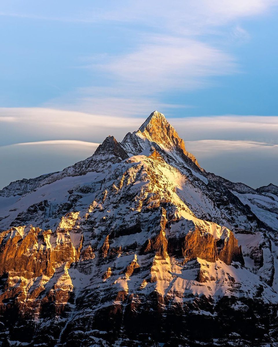 The Schreckhorn at sunset 🏔️☀️ @GrindelwaldCH | @madeinbern | @MySwitzerland_e #jungfrauregion #grindelwald #eiger #schreckhorn #swissalps #madeinbern #inLOVEwithSWITZERLAND Photo by instagram.com/photobylorenzo…