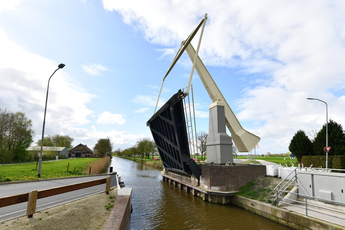 ⛴️De Ellerhuizerbrug tussen Zuidwolde en Bedum is teruggebracht in oude staat. De steunpunten van de brug zijn vervangen en het beweegbaar brugdek is teruggeplaatst. Vanaf 1 mei wordt de bediening voor de scheepvaart weer opgestart. provinciegroningen.nl/actueel/nieuws…