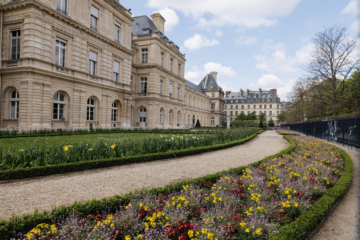 Aujourd'hui c'est la #JourneedelaTerre, depuis des années, le Jardin du Luxembourg mène des actions pour développer les techniques d'entretien et de lutte contre les nuisibles les plus naturelles possibles.

En savoir plus :
🔗 jardin.senat.fr/botanique/un-j….

#Earthday2024