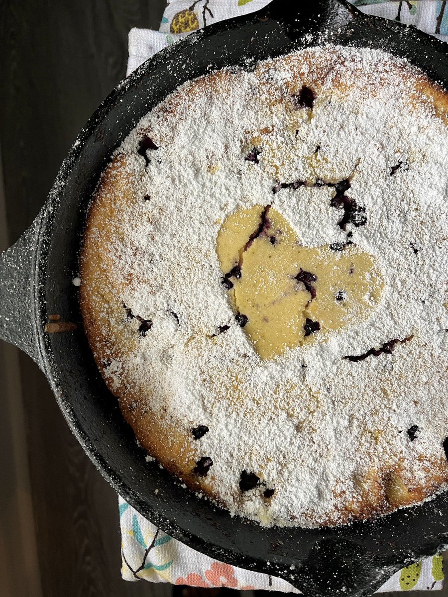 plantbasedvibes's tweet photo. sourdough discard wild blueberry dutch baby 🫐 #plantbasedvibes https://t.co/Mbs0CWzJTm