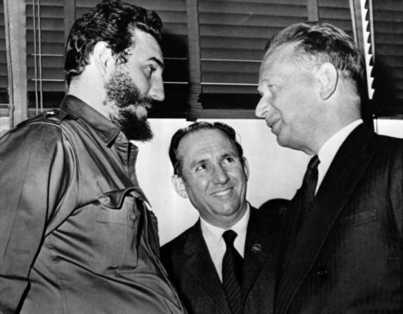 El 22 de abril de 1959, el Comandante en Jefe Fidel Castro visitó la sede de @ONU_es y sostuvo una breve y cordial entrevista con el secretario gen. Dan Hammarskjold. En corredores y oficinas, el personal abandonó sus labores para ver al legendario guerrero de la Sierra Maestra.