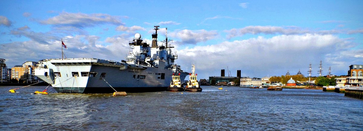 Here is HMS Illustrious on a visit to Greenwich, back in 2013, shortly before she was decommissioned and then sold for scrap. theunfinishedcity.co.uk/2024/04/warshi… #london #theunfinishedcity #royalnavy #greenwich #aircraftcarrier #warship #riverthames #hmsillustrious