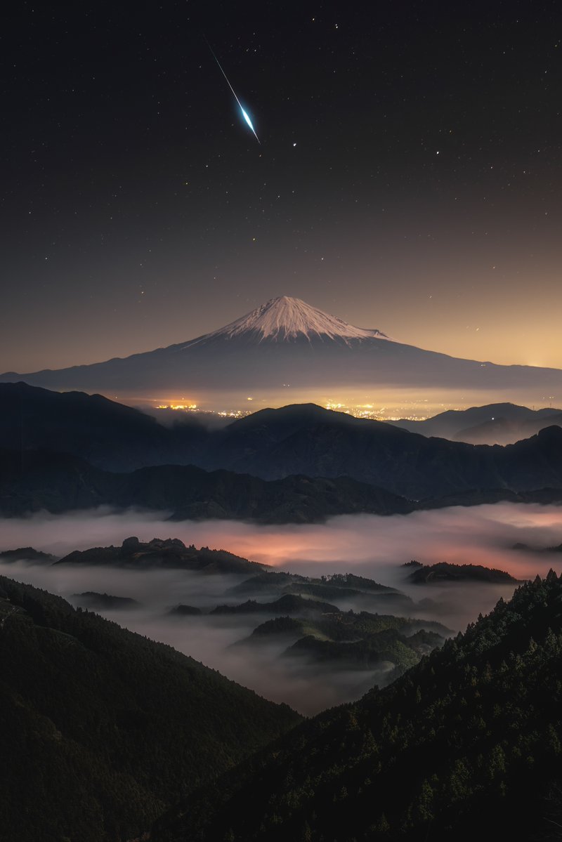 Thread on the beauty of our planet to celebrate Earth Day 🧵 1. Meteor over Mount Fuji by H. Manabe