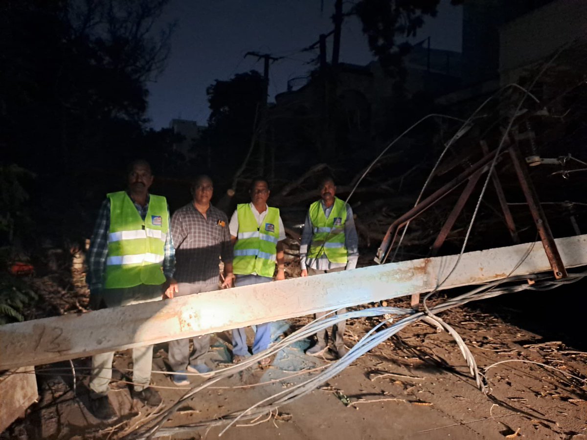 Electrical poles got damaged due to heavy winds & gale causing power interruption near Sandhya Convention, Radhe Nagar area of Hyderabad. @TsspdclCorporat teams are working on it. Inconvenience regretted. @TelanganaCMO @se_op_bhills @seop_hydcentral @musharraf_ias