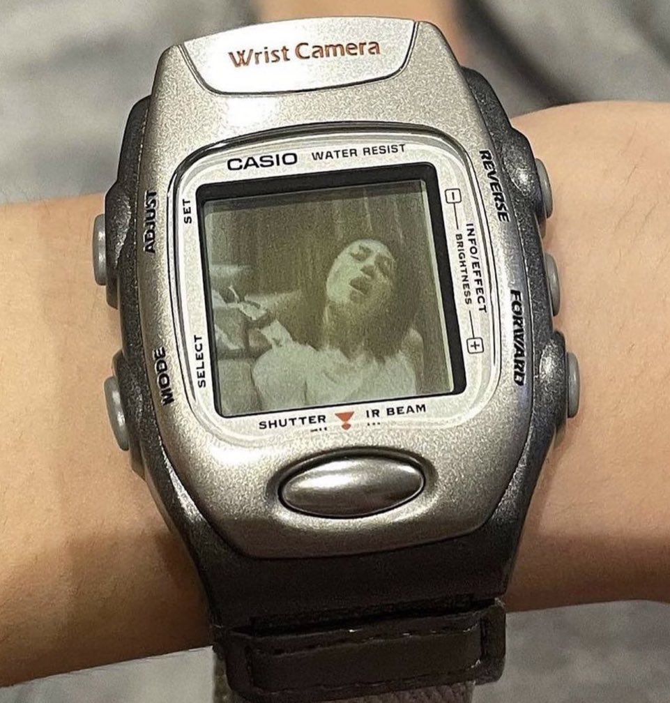 ساعة Casio WQV-2 التي تحتوي على كاميرا. صنعت في عام 2000. تخيل. تحتفظ بـ 100 صورة. والشاشة رمادية.