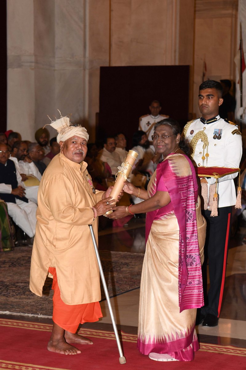 President Droupadi Murmu presents Padma Shri in the field of Medicine to Shri Hemchand Manjhi. He is a practitioner of traditional medicine providing affordable care to people for more than five decades.