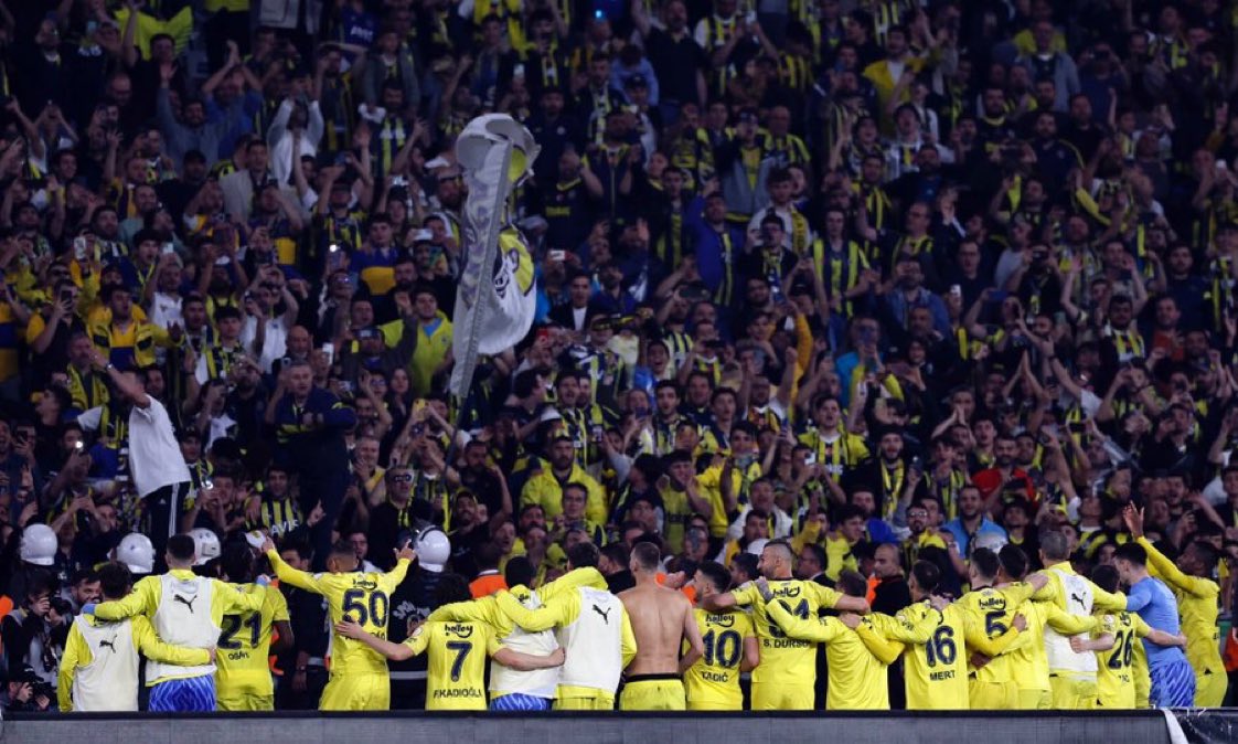 Deplasmanda oynadığı son 10 Süper Lig maçını kazanan Fenerbahçe, lig tarihinde tek sezonda üst üste 10 dış saha galibiyeti alan ilk takım oldu. #Fenerbahçe #Sivasspor #FenerinMaçıVar