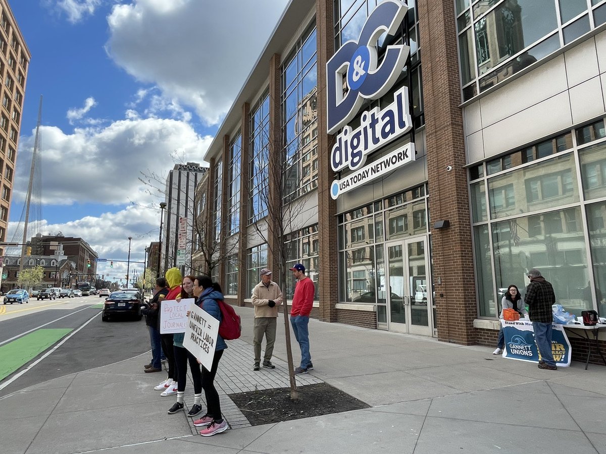 Week 3 of the @rocnewsguild strike, picketing on the chilliest corner of downtown #ROC. I have so much love for these folks. #rochesterny #gannett #faircontractnow