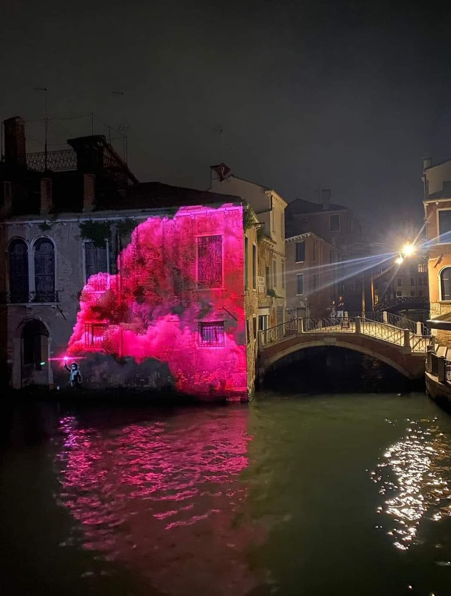 Banksy illuminato per l'inaugurazione della Biennale di #Venezia #DBArte #BaroArte #arte #art #cultura #DarioBaroneArte #artblogger #artinfluencer #masterpiece #inartwetrust #bellezza #art #beauty #AnticaRoma #Italia #Italy #Venice