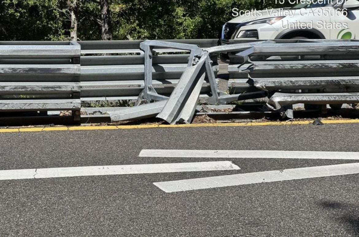 🚧 Heads up, travelers! HWY 17 will see emergency guardrail repairs in the median near Crescent Dr. today, 4/22. Both directions will have the left lane closed from 9:30 AM to 2:30 PM. Plan ahead and stay safe! 🚗💨 @CaltransD5 #RoadClosure #TrafficAlert #StaySafe 🛠️🚦