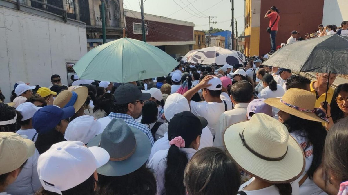 SNTE se moviliza en protesta por mal servicio del ISSSTE launion.com.mx/morelos/avance…