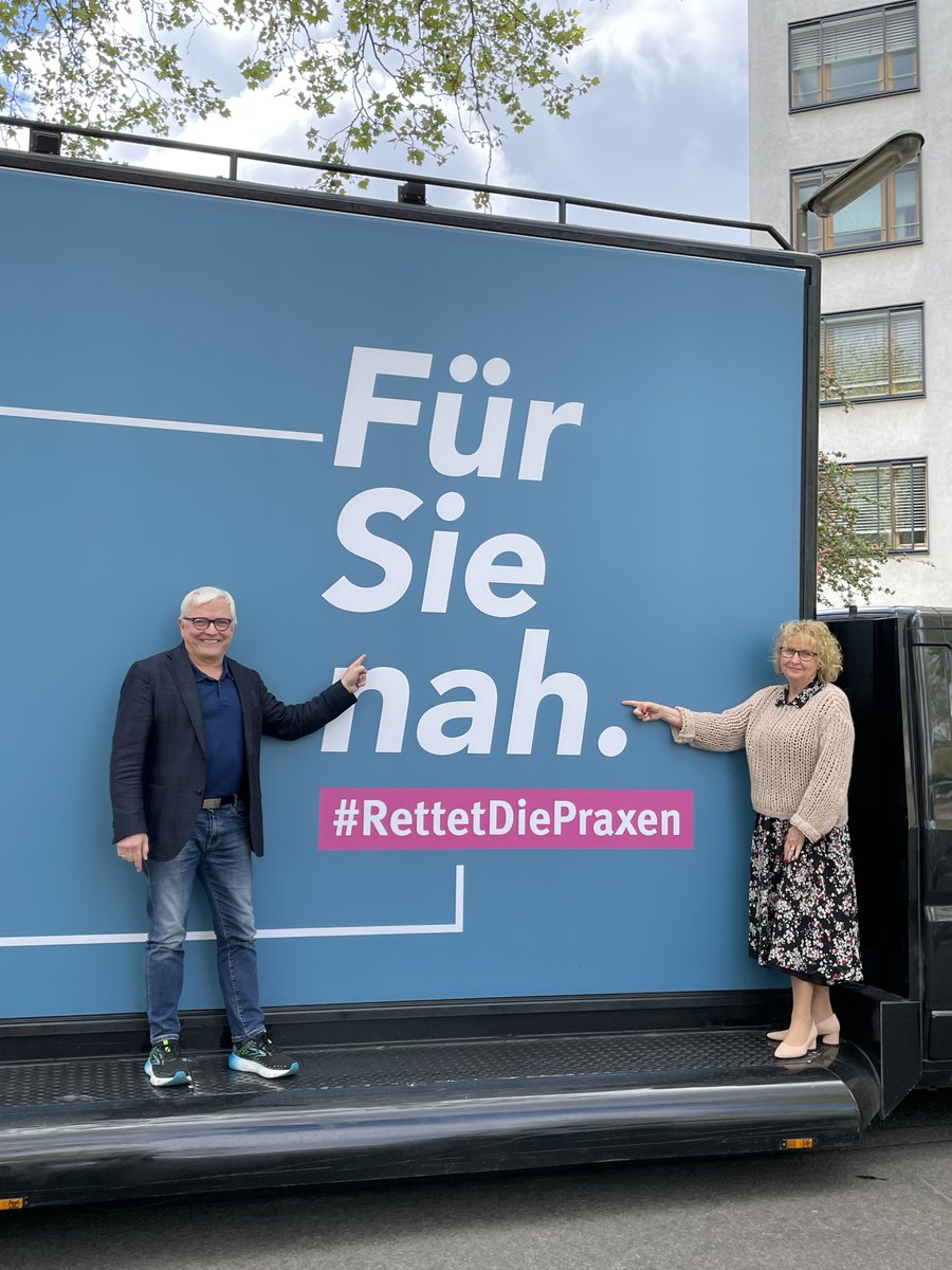 Die Kampagne 'Wir sind für Sie nah' der @kbv4u und der KVen ist heute gestartet. Ziel der Kampagne ist es, Politik und Öffentlichkeit deutlich zu machen, dass es höchste Zeit für einen gesundheitspolitischen Richtungswechsel ist. Infos👉 pulse.ly/xkaq5ow7pw #rettetdiepraxen