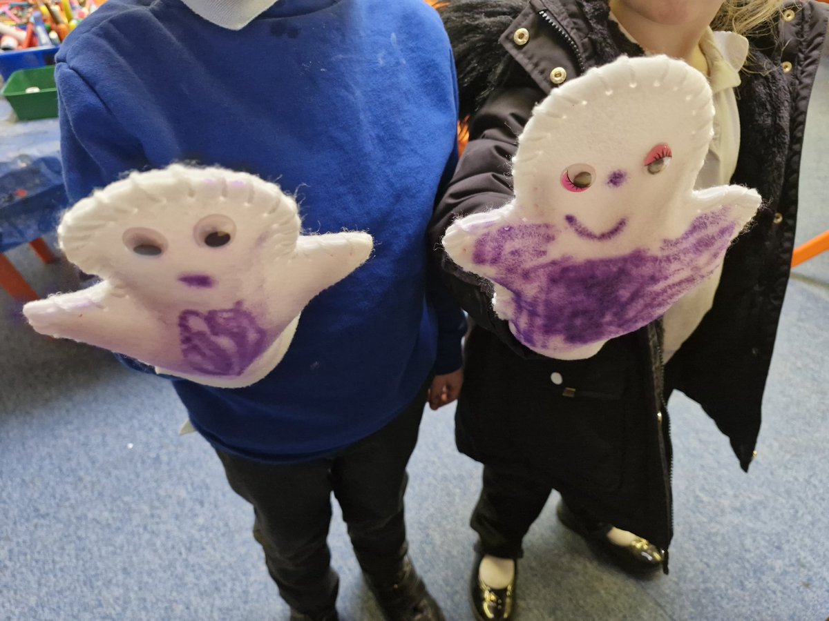 littleacorns_bc's tweet photo. @GilberdykeRocks More creative puppets have been made today. The children from Foundation enjoyed making ghosts tonight. https://t.co/gTrHxmhlLf