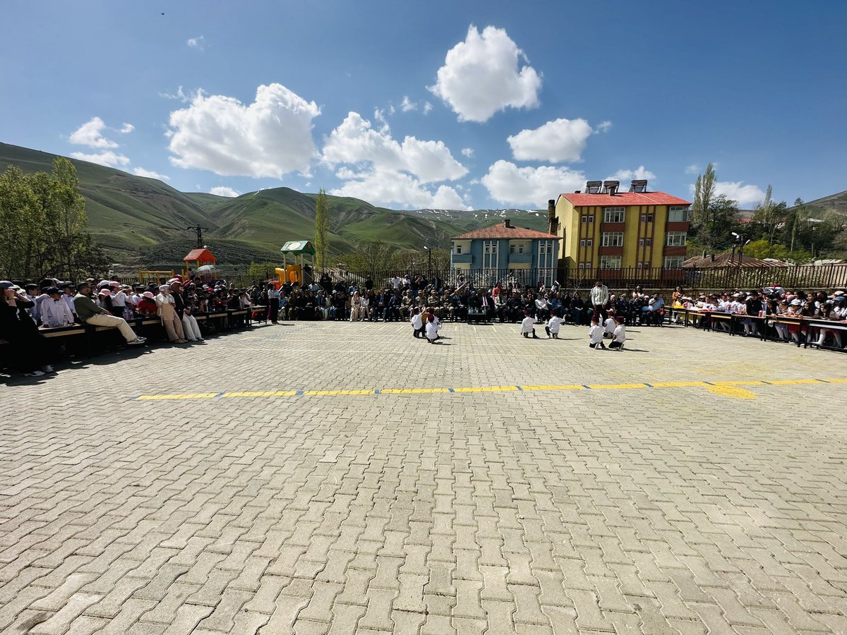 Beldemiz Esendere ilköğretim okulu bahçesinde düzenlenen 23 Nisan Ulusal Egemenlik ve Çocuk Bayramı dolayısıyla düzenlenen etkinliklere; Esendere 1.Hudut Tabur komutanımız P.kıdemli binbaşı sayın Kıvanç Köseoğlu, Esendere Jandarma Karakol Komutan V. J.Asb.Kad.Üçvş. Ferhat