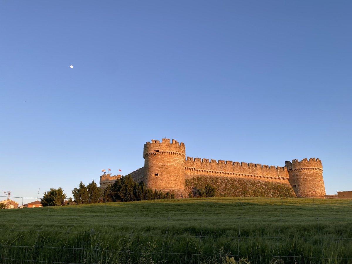 Un atardecer de primavera en la frontera del Reino de León. Grajal de Campos #RegionLeonesa