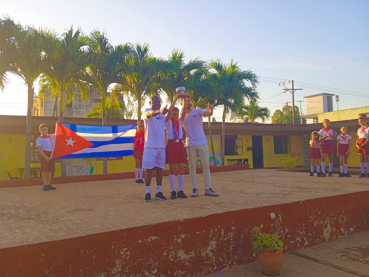 ep_vega's tweet photo. Recibe Reconocimiento nuestra ganadora Luciana Cruz García en el campeonato de tenis a nivel Nacional, por parte de sus entrenadores del Inder y de nuestra Institución.
¡Muchas Felicidades!
#ArtemisaJuntosSomosMás #CubaMined https://t.co/yRgCeikOky