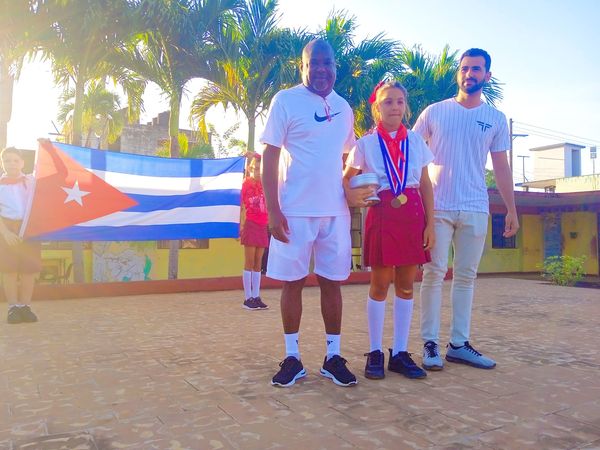 Recibe Reconocimiento nuestra ganadora Luciana Cruz García en el campeonato de tenis a nivel Nacional, por parte de sus entrenadores del Inder y de nuestra Institución.
¡Muchas Felicidades!
#ArtemisaJuntosSomosMás #CubaMined