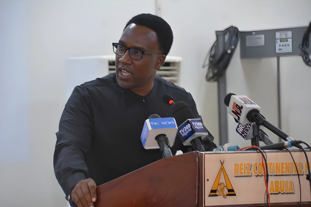 AgrhymetInfos's tweet photo. Ce matin à Abuja, le Directeur Général de l’Agence de Météorologie du Nigéria, le Prof. Charles Anosike, a lancé les travaux du pré-forum sur les Prévisions Saisonnières des caractéristiques agro-hydro-climatiques de la saison des pluies #PRESASS - Édition 2024 https://t.co/ZKPaDGuyXi