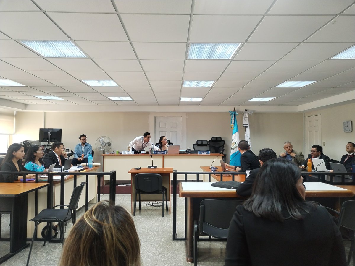 #CasoHogarSeguro Inicia una nueva audiencia del juicio contra 8 personas por la muerte de 41 niñas y las heridas graves de otras 15 en el incendio del #HogarSeguro de #Guatemala el 8 de marzo de 2017. Hoy declararán más peritos. Vía: @ASIERVERA.