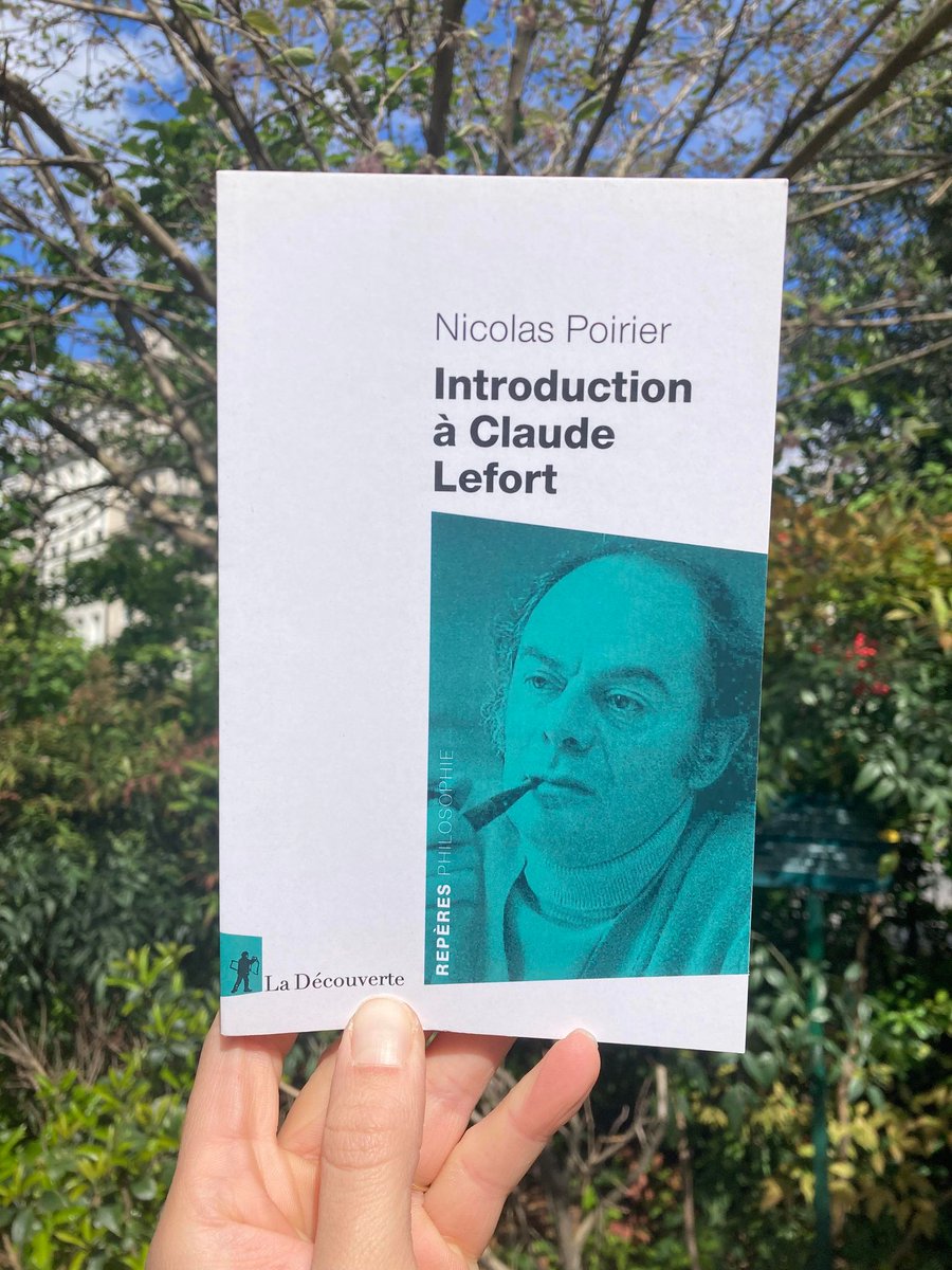 Le 21 avril 2024 marquait le 100e anniversaire de la naissance de Claude Lefort ! Dans 'Introduction à Claude Lefort', Nicolas Poirier met en lumière la réflexion particulièrement novatrice du philosophe sur la démocratie. Un Repères à lire ⤵ 📘 editionsladecouverte.fr/introduction_a…