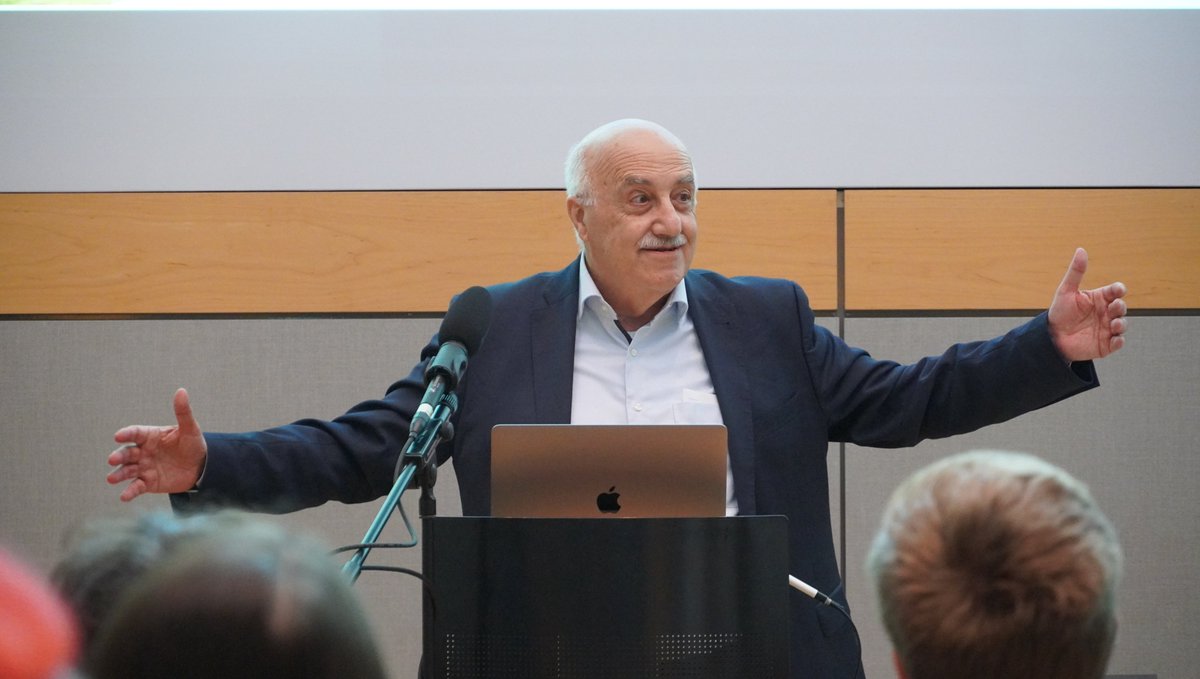 HITStudies's tweet photo. Thanks to our colloquium speaker Michele Parrinello (
@IITalk Genova, Italy) for his  splendid talk on the physics of catalysis. The talk will soon be available on the HITS YouTube channel – stay tuned! #machinelearning @simplaix @GroupParrinello https://t.co/UCTspXuVkX