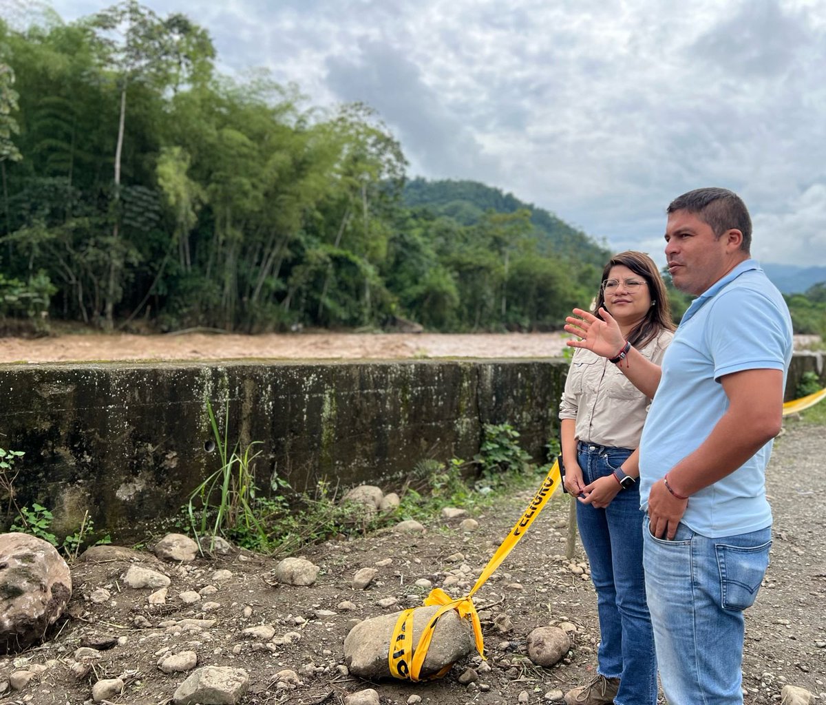 Riesgos_Ec's tweet photo. 📍#Chimborazo 

La Subsecretaria General de @Riesgos_Ec, @andrea_hermenej, realiza un recorrido por el barrio Mateo Maquisaca, junto con el alcalde de #Cumandá, Oswaldo Bonifaz, donde se está trabajando en un muro de contención. https://t.co/mzTJrHYblL
