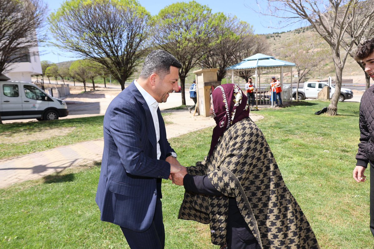 Korkma akça bardağım.. Ne çıkar kezzap dökseler köküne Toprak senin, hava senin, su senin Kök salmışsın Arz'ın merkezine Ezilir, ezilir yine büyürsün #BizBüyükBirAileyiz