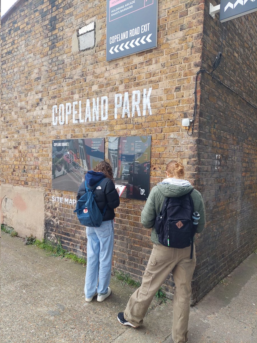 Another great day for our Yr12s undertaking their NEAs. Today we visited Peckham to explore gentrification. They are busy examining all the creative sector economic activities in the photo! #independence #creativity