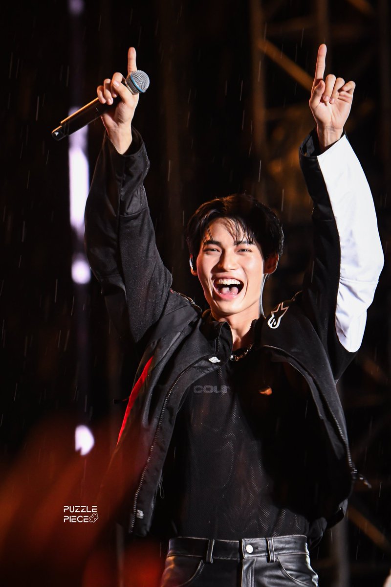 5o_tenpheaa's tweet photo. Throw back ~♡ P'Nani is truly have an amazing support for Win at all time. On that day, He's just arrived in TH and continue to watch Win's perform under the rain with such a proudly eyes 🥹💚
#winmetawin #hirunkit_
#NaniWin #นานิวิน https://t.co/yOIKvDOmKG