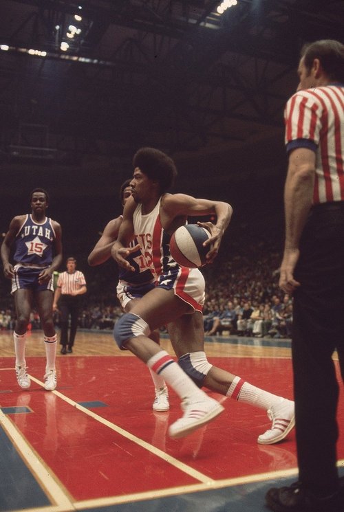 Driving through the Utah Stars during a game in Uniondale, NY. Photo by Walter Iooss Jr./Sports Illustrated