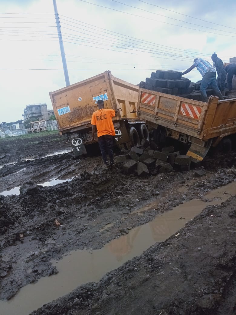 NairobiTrending's tweet photo. @Wavinya_Ndeti @AfyaCentreCrew Kindly check on airways zebra road https://t.co/J9WP0h2plC