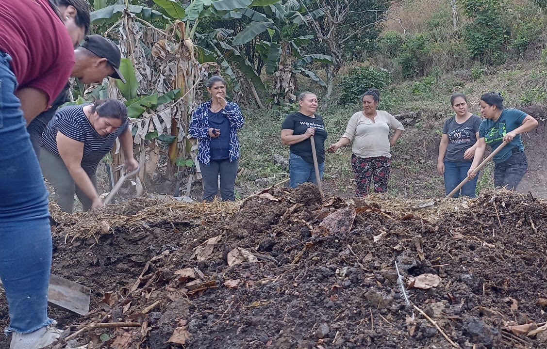 🌞ADES a través del Programa Soberanía Alimentaria y Agroecología 🌱continúa desarrollando jornadas prácticas de recolección y elaboración de abono orgánico tipo bokashi en las comunidades de Cabañas. 🍅🥬🥒🫑