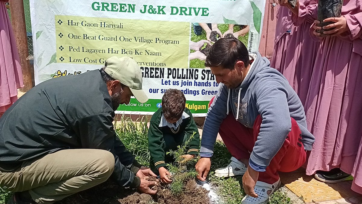 peerzada_riyaz's tweet photo. Plantation drive organised by Forest Range Veshew in Green Polling Station 41- Begam , Government Middle School Begam- Kulgam on 
22-04-2024.
Earth Day was also Celebrated . https://t.co/x1DI0EOrXE