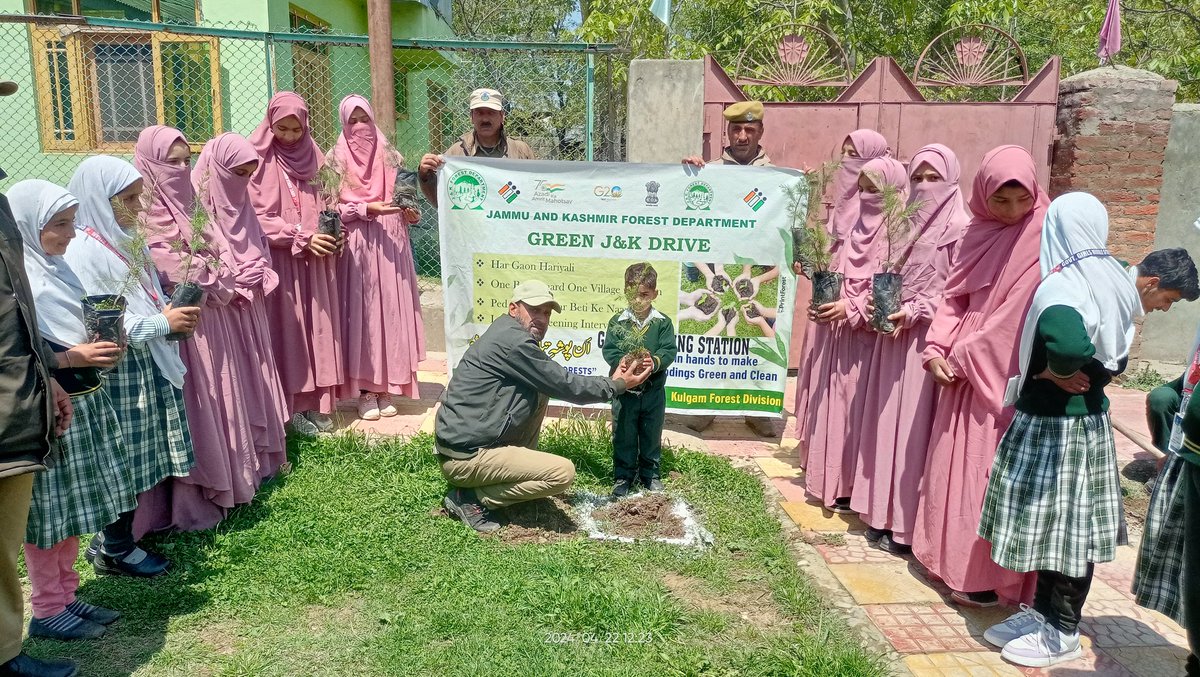 peerzada_riyaz's tweet photo. Plantation drive organised by Forest Range Veshew in Green Polling Station 41- Begam , Government Middle School Begam- Kulgam on 
22-04-2024.
Earth Day was also Celebrated . https://t.co/x1DI0EOrXE
