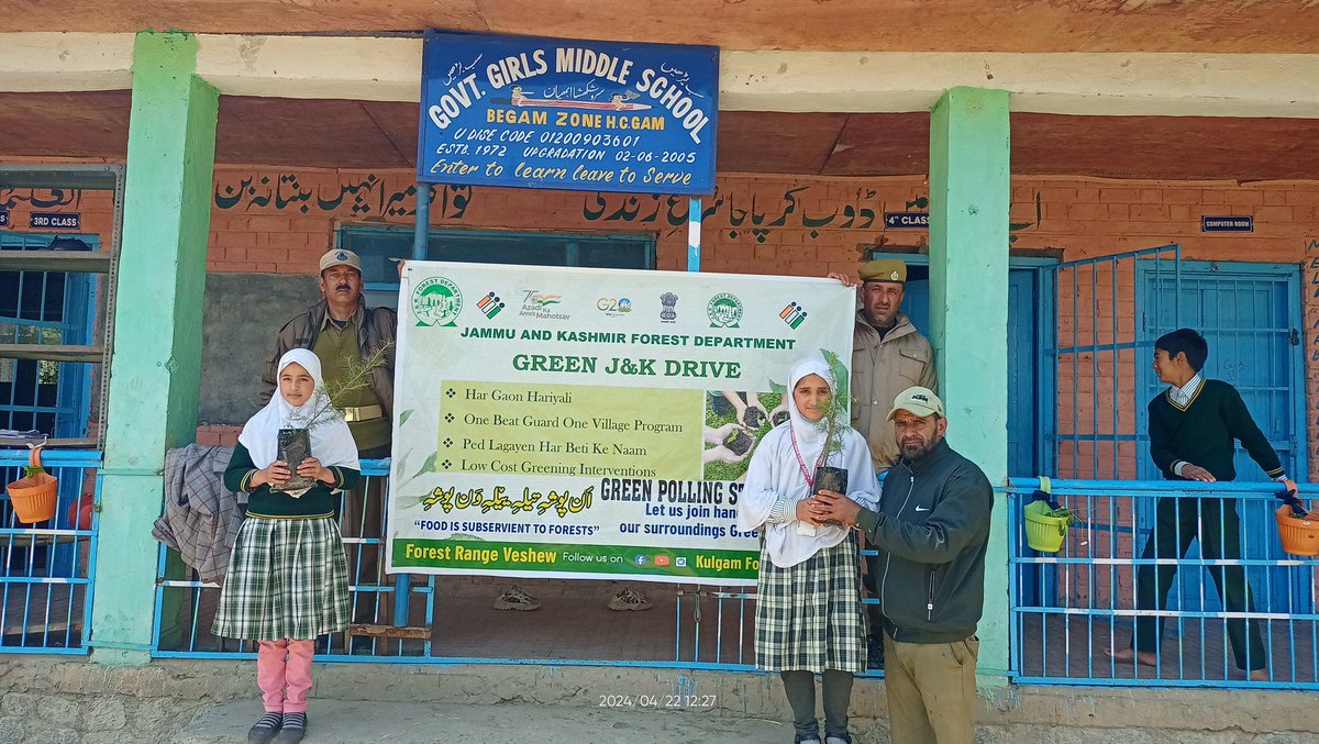 peerzada_riyaz's tweet photo. Plantation drive organised by Forest Range Veshew in Green Polling Station 41- Begam , Government Middle School Begam- Kulgam on 
22-04-2024.
Earth Day was also Celebrated . https://t.co/x1DI0EOrXE