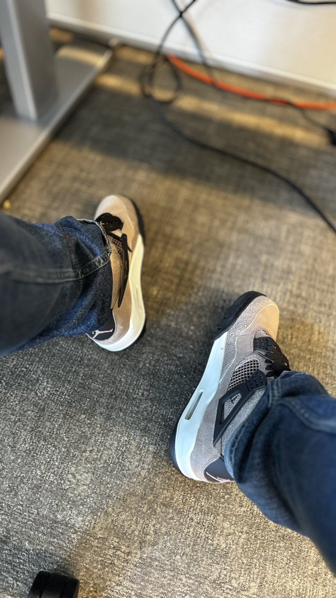 OhThatsTrell's tweet photo. What’s on your feet today? 👀
👟: 2021 Air Jordan 4 Retro - “Taupe Haze”
#WhatsOnYourFeetToday #TaupeHaze4s #Jordan4 #KicksAtWork #OfficeKicks #WDWYT #KOTD https://t.co/77j5tHIHBq