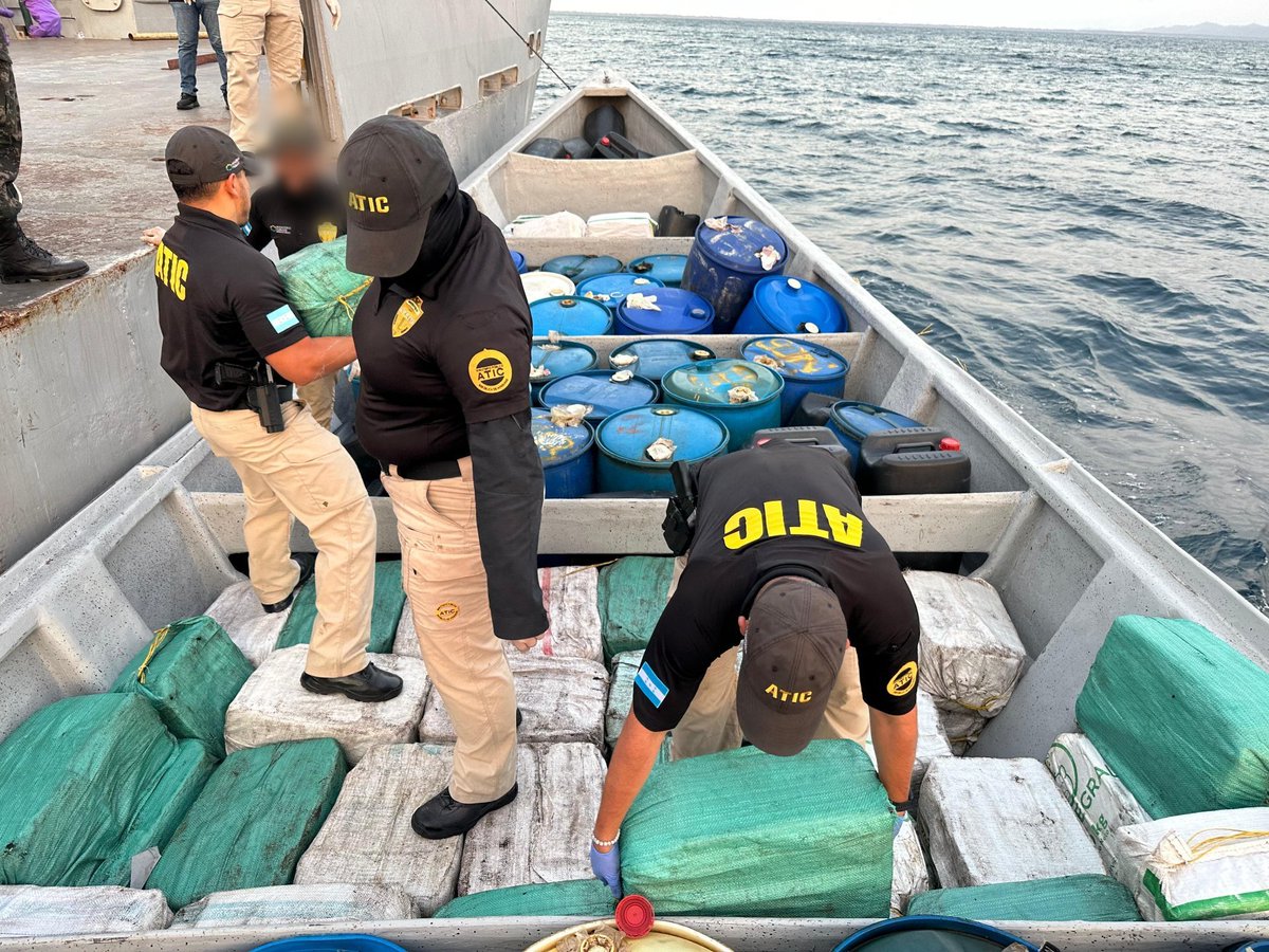 NEWSCENTERHN's tweet photo. 🟢🔴 Ministerio Público y FF. AA. de Honduras incautan más de 2,700 kilogramos de cocaína en acciones conjuntas, tras interceptar dos embarcaciones en altamar – 

➡️https://t.co/vvVrgz7i4K https://t.co/YtQQpRe5Uz