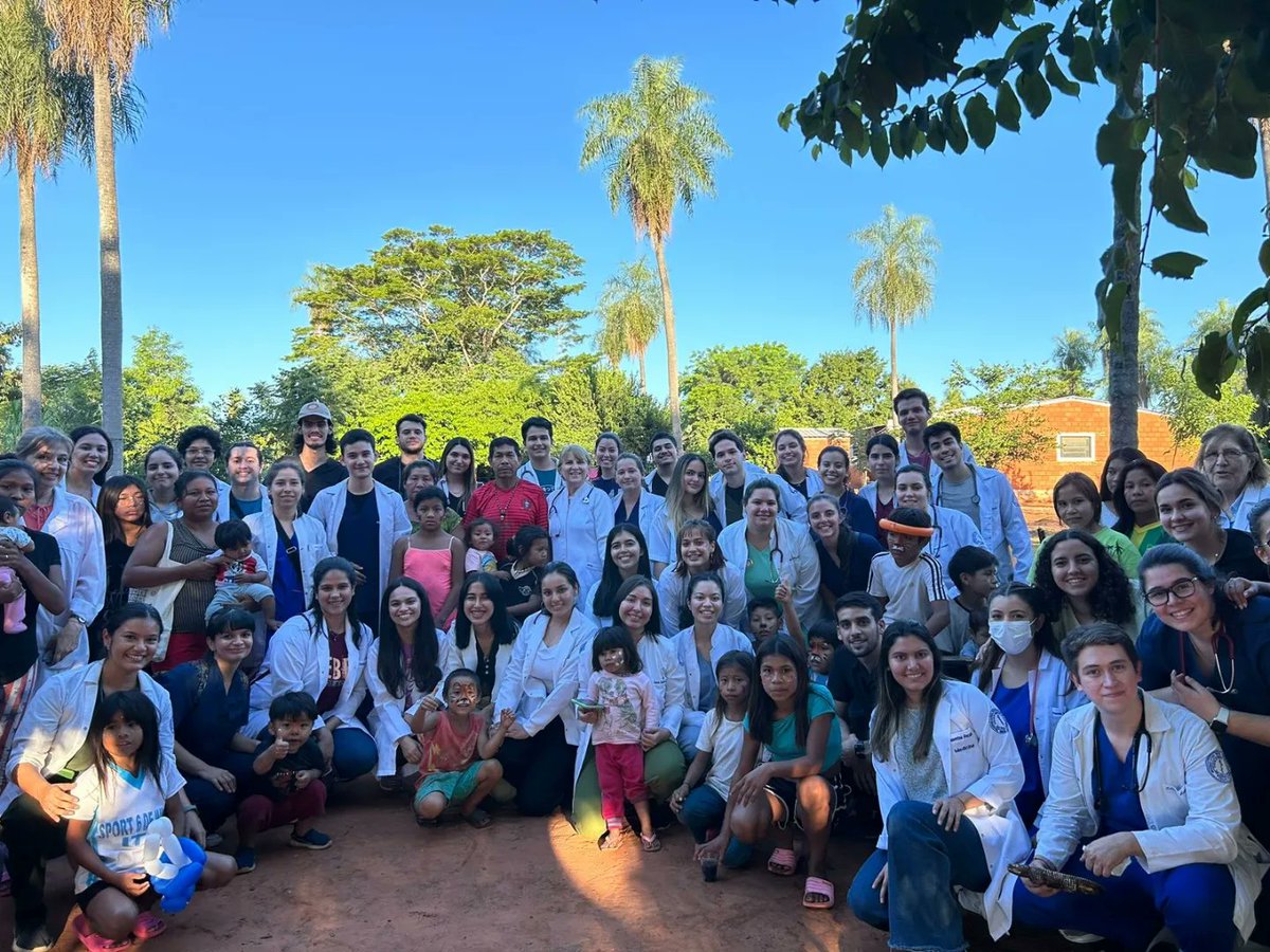 #ExtensiónUC 🩺 Estudiantes y docentes de las carreras de Medicina, Fonoaudiología y Nutrición del Campus Asunción compartieron una maravillosa jornada de servicio en la comunidad Ava Guaraní de Itá.