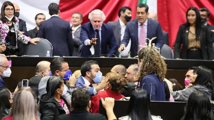 LA DEGRADACIÓN 

“Mil veces hemos hablado a favor de que la justicia despierte. Lo diré por la vez mil uno: ¿Qué tal durmió la justicia en México? Ya urge que despierte. Estamos enfermos gravemente de injusticia."

Germán Dehesa

Hay en México una mayoría silenciosa que observa