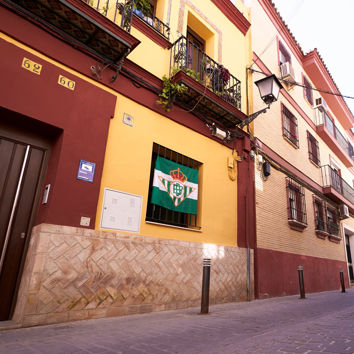 💚💚💚 #ElGranDerbi ha comenzado. Saca tu bandera al balcón y 𝐭𝐢𝐧̃𝐚𝐦𝐨𝐬 𝐝𝐞 𝐯𝐞𝐫𝐝𝐞 𝐥𝐚 𝐜𝐢𝐮𝐝𝐚𝐝. ¡Beeeeeeeeeeeeeeetis!