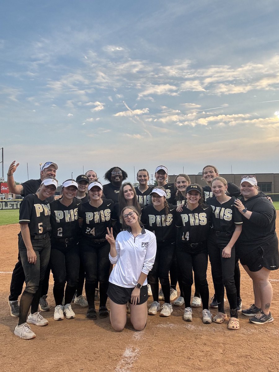 GREATTT week last week!! Had a couple solid hits at the plate and good defensive plays. Played our last regular season game at home… but ended the week as REGION CHAMPS!! Proud is an understatement. We’re just getting started. Go dogs!!!