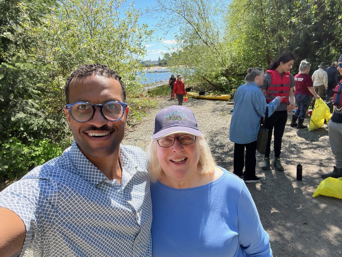 Happy Monday! Enjoyed the sun this weekend at a restoration event at həʔapus Village Park & Shoreline Habitat hosted by the Duwamish Alive Coalition! Pictured below is me with Sharon Leishman, Director of the Coalition. Thank you for your work!