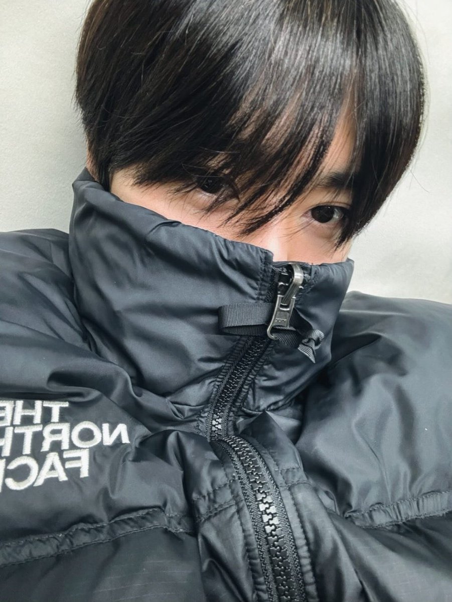 bhm__700's tweet photo. 이케 눈만 빼꼼 하는 사진 너무 커여움!!!!! https://t.co/HNm8aAYb0r
